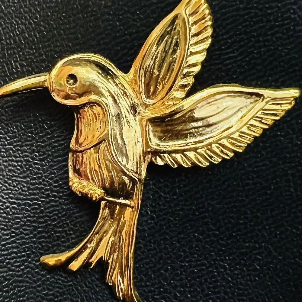 Vintage AAI Signed Gold Tone Textured Hummingbird Brooch 4095